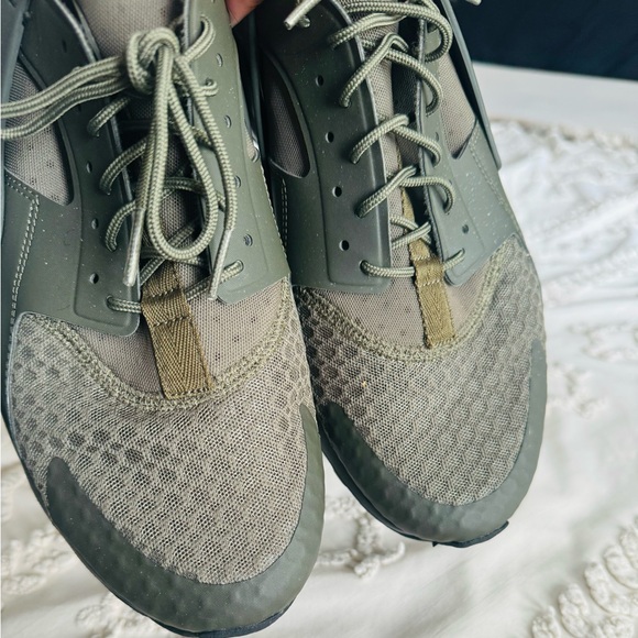 Army Green Mens Nike Huaraches - Picture 2 of 6